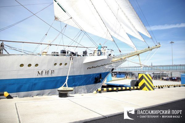 Фрегат «Мир» на открытии порта. Фото: Пассажирский порт