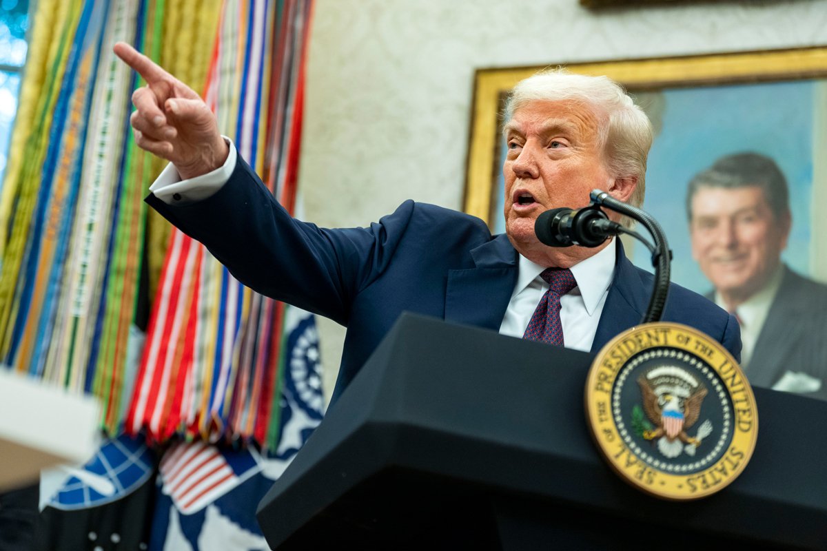 Дональд Трамп в Овальном кабинете Белого дома, Вашингтон, округ Колумбия, США, 6 августа 2025 года. Фото: Bonnie Cash / EPA