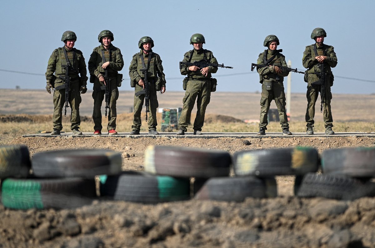 Новобранцы проходят штурмовую подготовку на полигоне в Ростовской области, 4 октября 2024 года. Фото: Сергей Пивоваров / Reuters / Scanpix / LETA