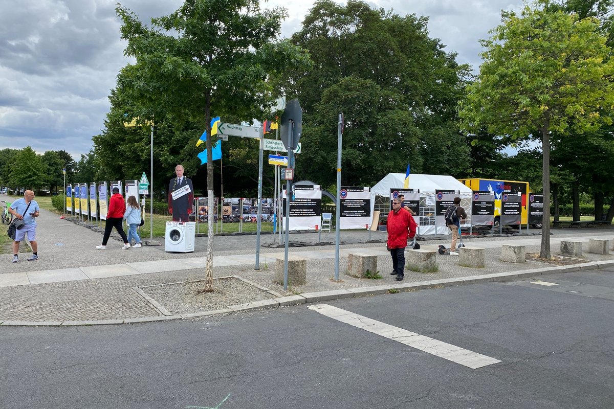 Палаточный лагерь у здания рейхстага, Берлин, 8 июля 2022 года. Фото: Дмитрий Баграш / Facebook