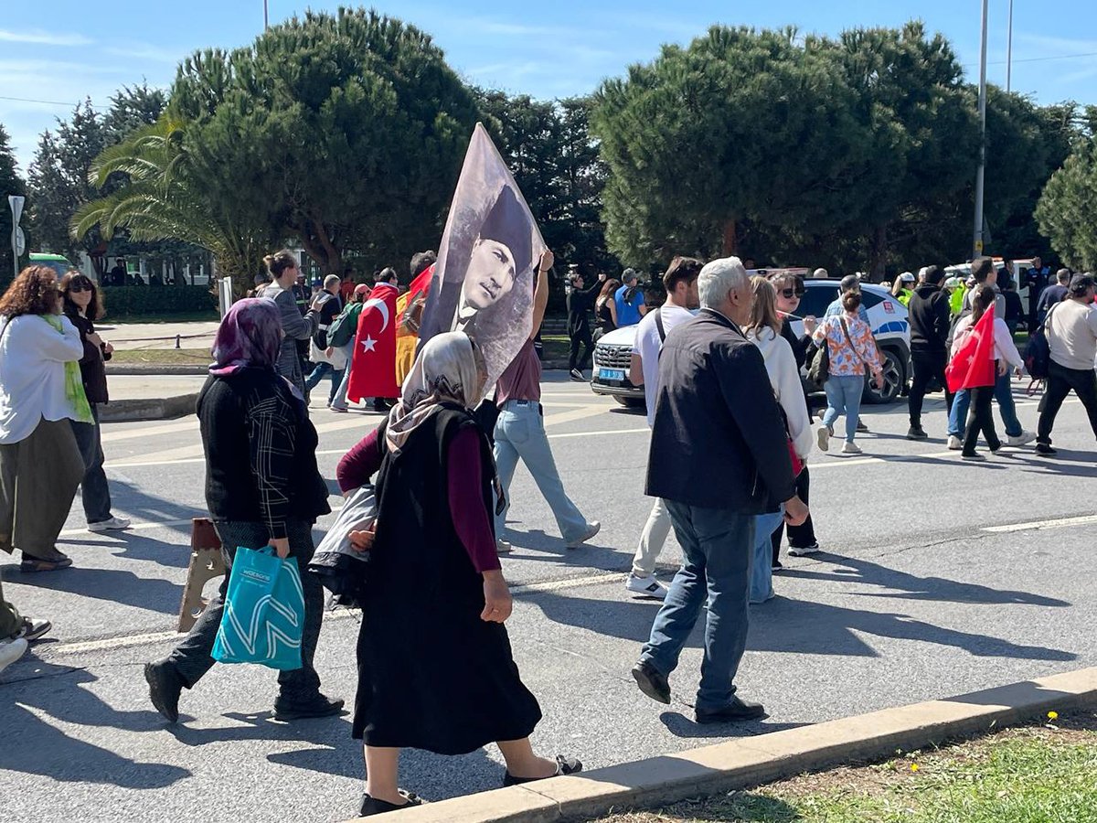 Митингующие с флагом, на котором изображен Ататюрк, Малтепе, Стамбул. Фото: Илья Азар, специально для «Новой-Европа»