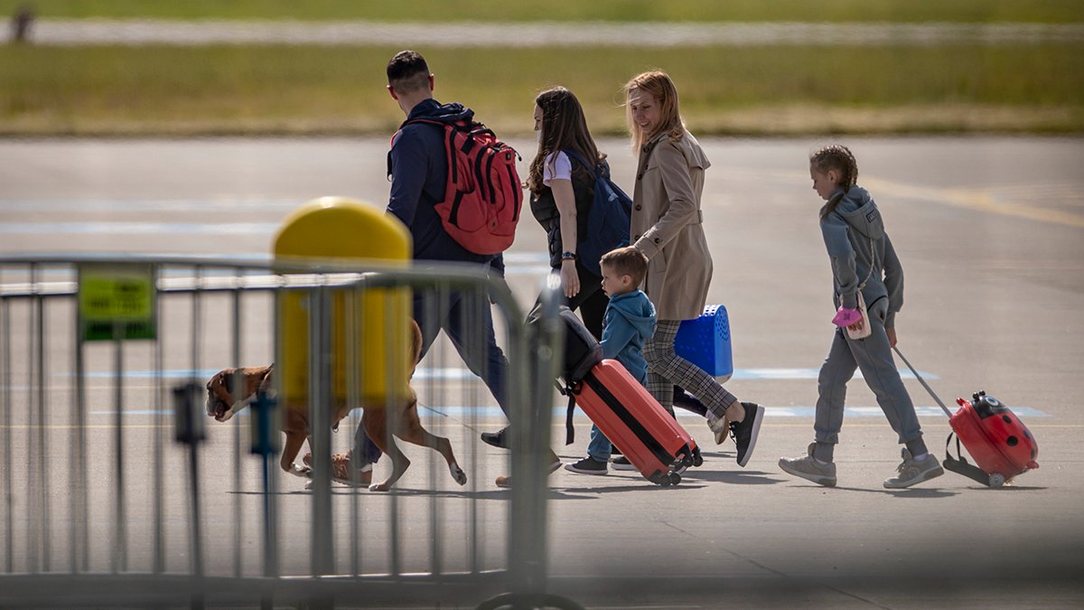 Россияне в аэропорту имени Вацлава Гавела в Праге, Чешская Республика, 31 мая 2021 года. Фото: Martin Divisek / EPA-EFE