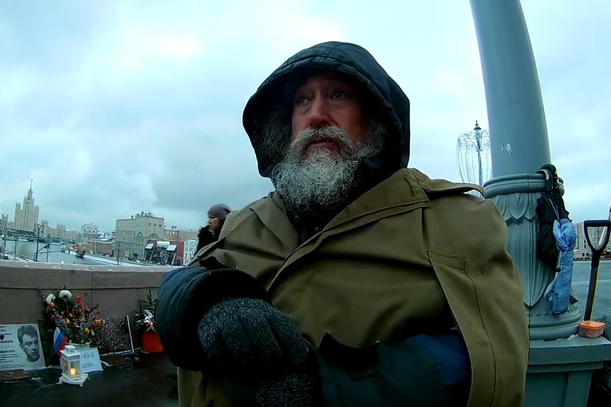 Григорий Саксонов дежурит у мемориала Бориса Немцова на Большом Москворецком мосту, 2019 год. Фото: @1112vk / YouTube