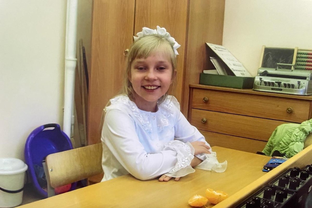 Алена в интернате во время перемены