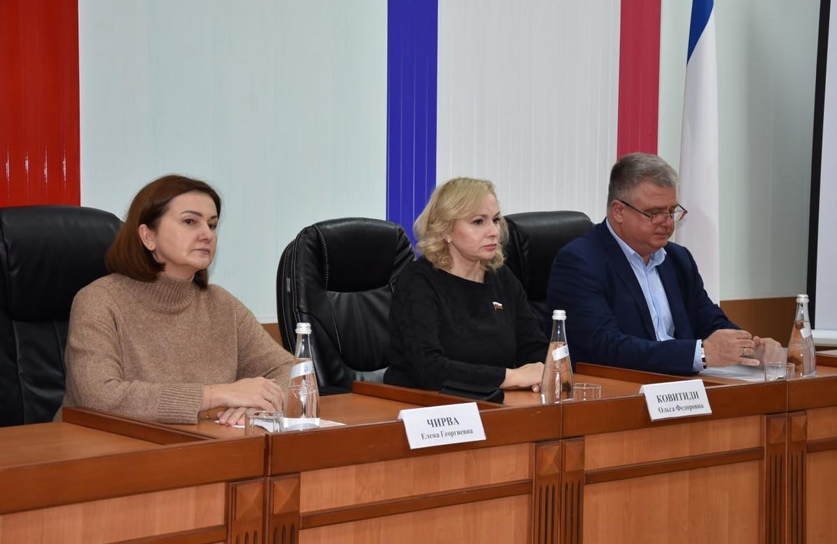 Ольга Ковитиди (в центре). Фото: телеграм-канал Минздрава Крыма