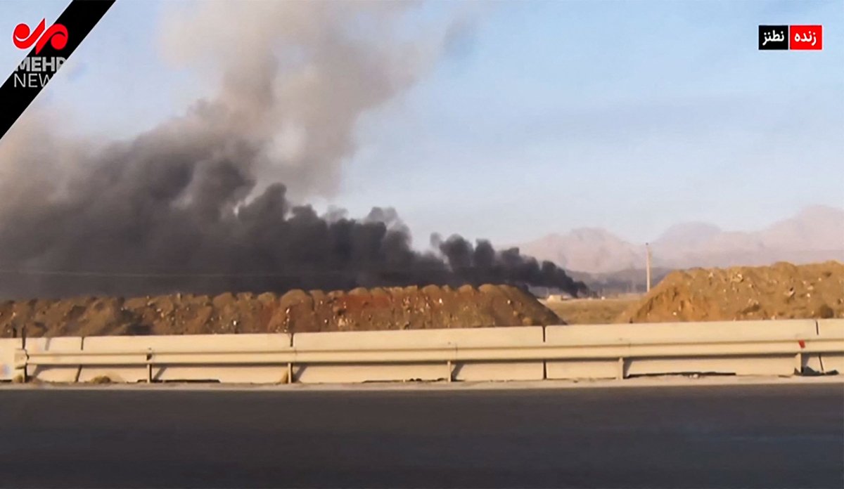 Дым, поднимающийся от взрывов в Натанзе, 13 июня 2025 года. Фото: IRINN / XGTY / AFP / Scanpix / LETA