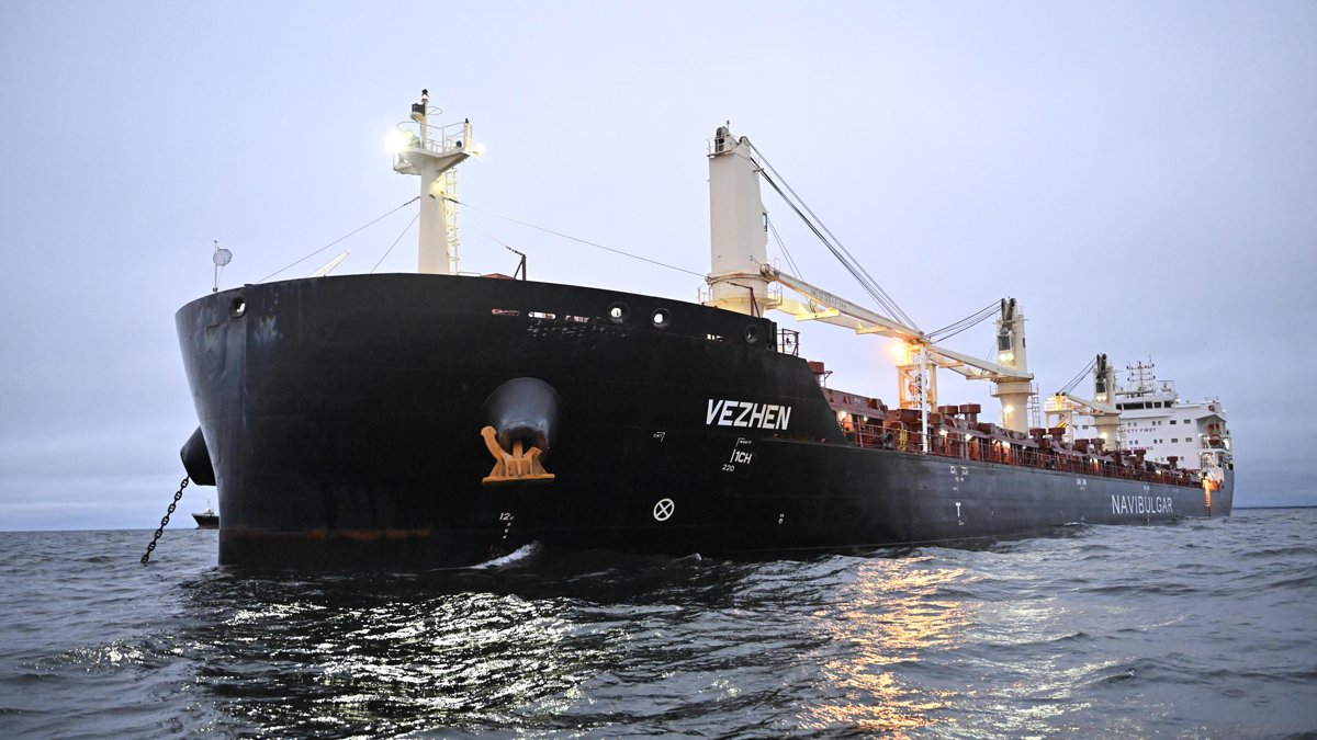 Грузовое судно Vezhen стоит на якоре у берегов Карлскруны, Швеция, 27 января 2025 года. Фото: Johan Nilsson / EPA