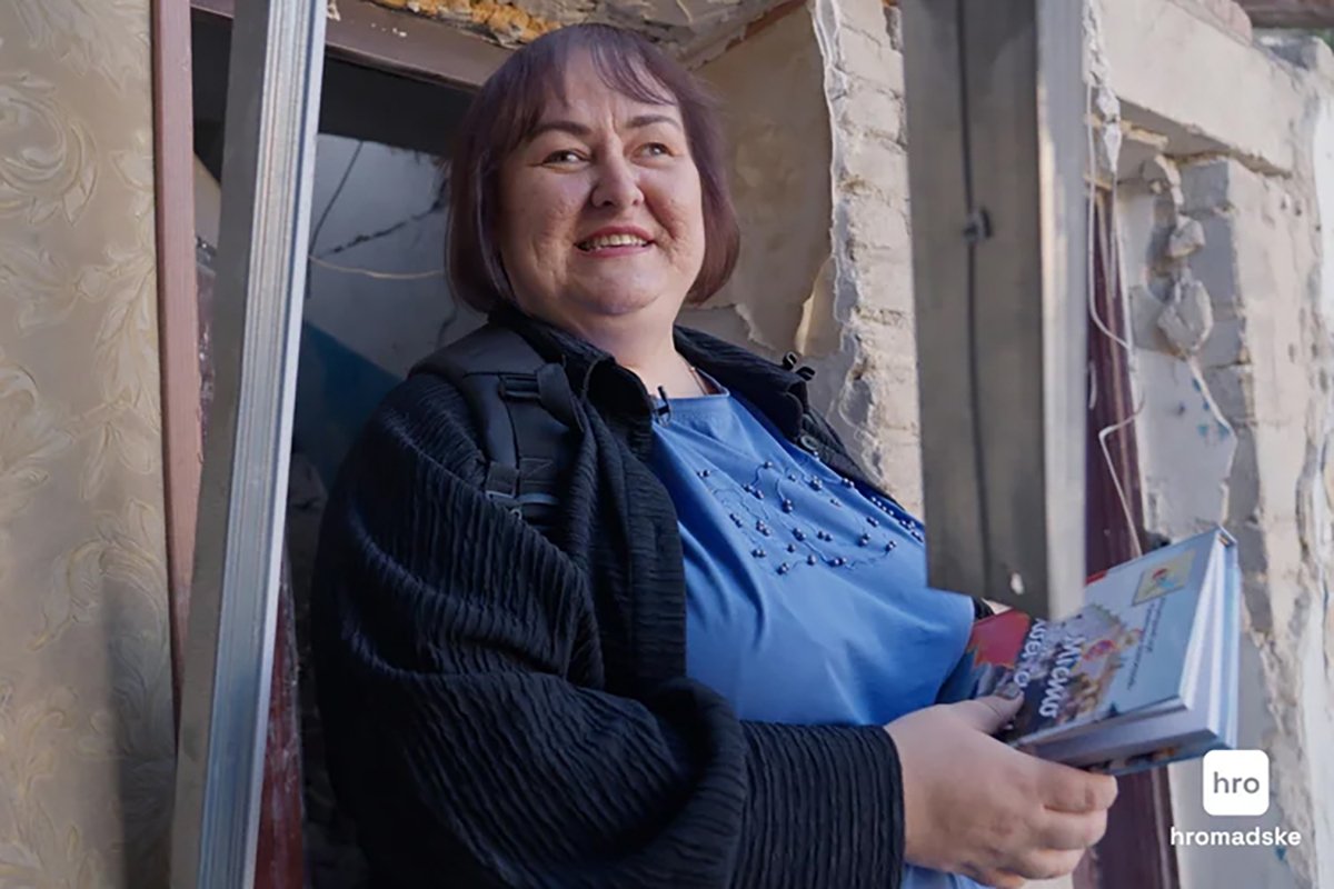 Краматорская поэтесса Елена Котова и ее разрушенная квартира. Фото: Алексей Никулин / hromadske