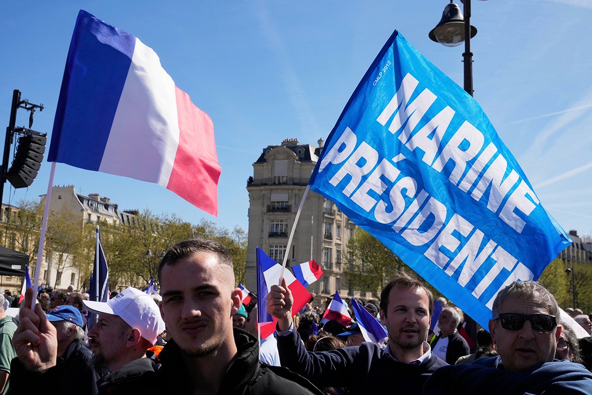 Митинг ультраправой партии Франции возле здания парламента в поддержку Марин Ле Пен в Париже, 6 апреля 2025 года. Фото: Michel Euler / AP / Scanpix / LETA