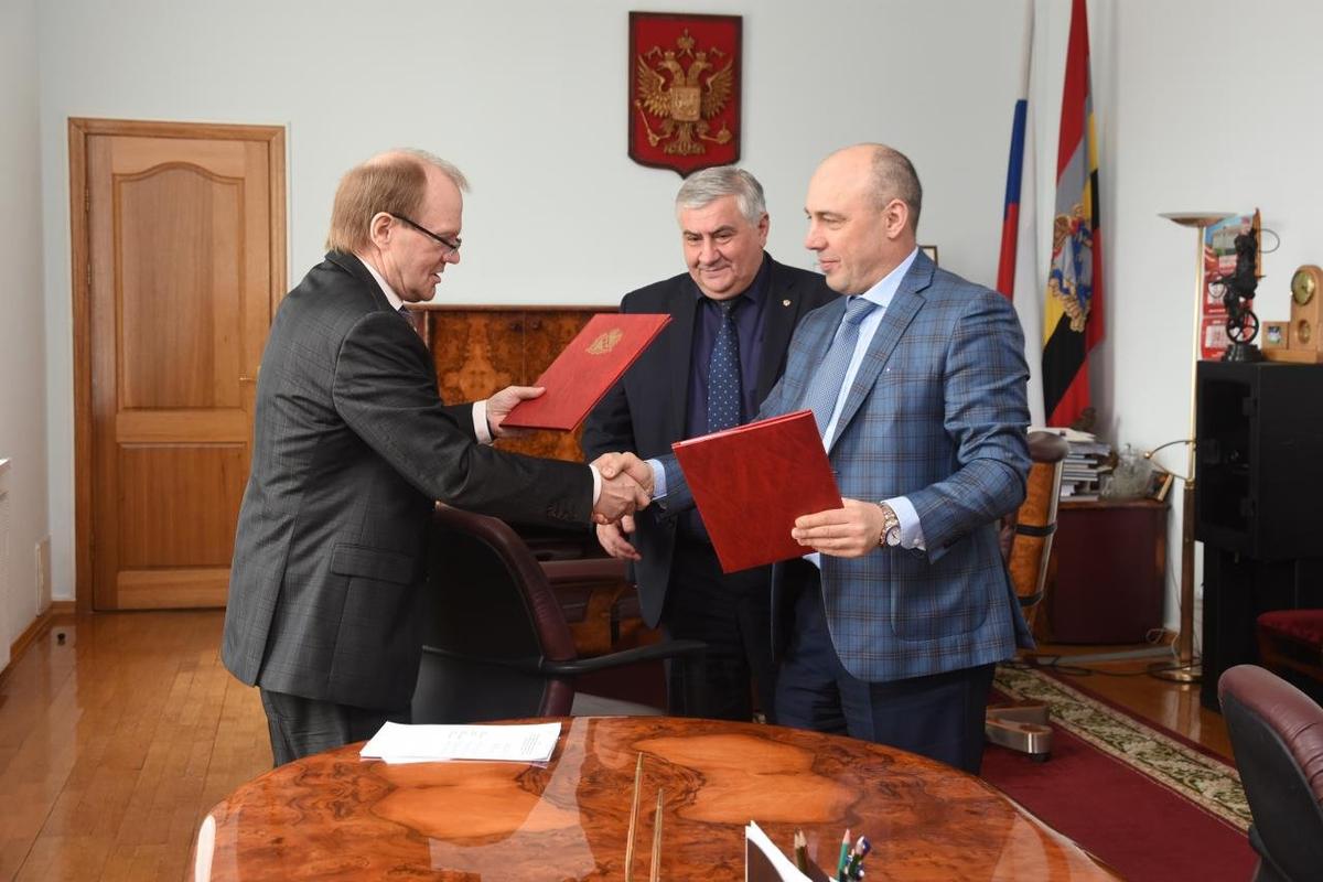 Анатолий Яблонский (справа). Фото: Официальный сайт Губернатора и Правительства Курской области