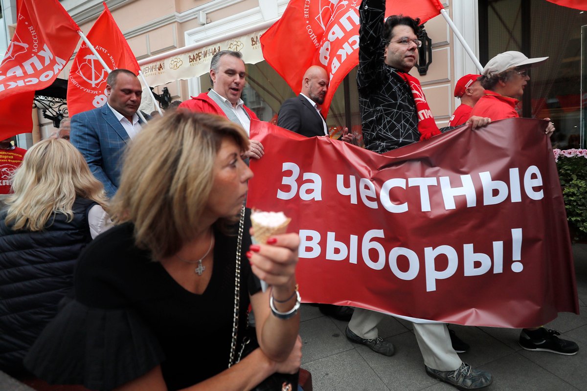 Коммунисты во время акции в поддержку кандидата от КПРФ в Мосгордуму у здания мэрии Москвы, 4 сентября 2019 года. Фото: Сергей Ильницкий / EPA