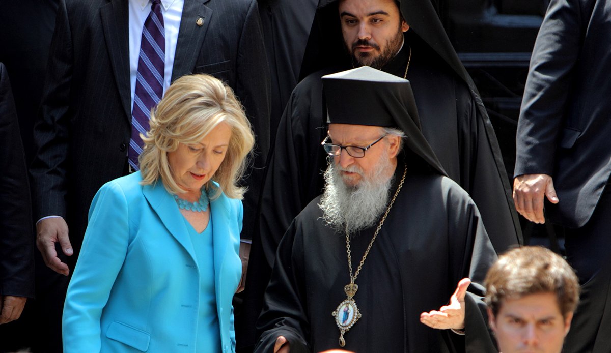 Хиллари Клинтон в сопровождении архиепископа Димитрия покидает церковь Святого Георгия в Стамбуле, Турция, 16 июля 2011 года после своего визита к Патриарху Греческой православной церкви Варфоломею I (на фото нет). Фото: Tolga Bozoglu / EPA