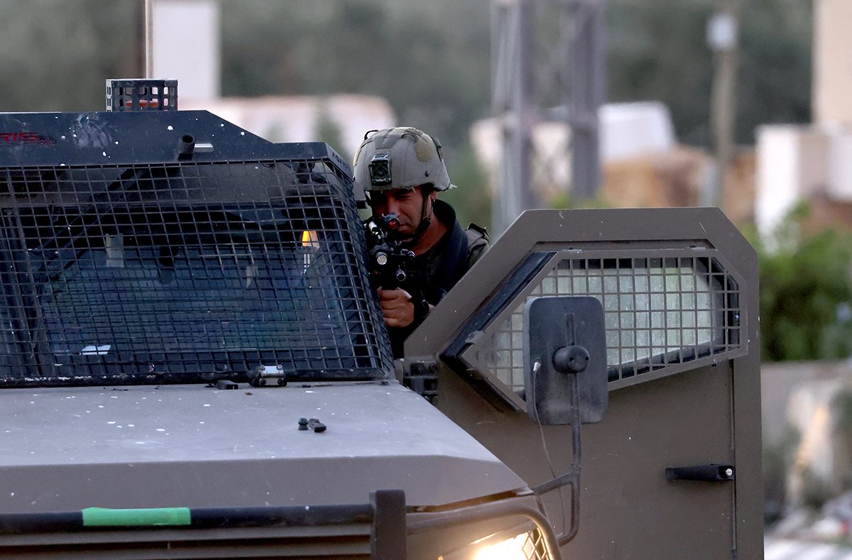 Израильские солдаты обыскивают район после инцидента вблизи палестинской деревни Дейр-Шараф, недалеко от города Наблус на Западном берегу, 12 ноября 2024 года. Фото: Alaa Badarneh / EPA