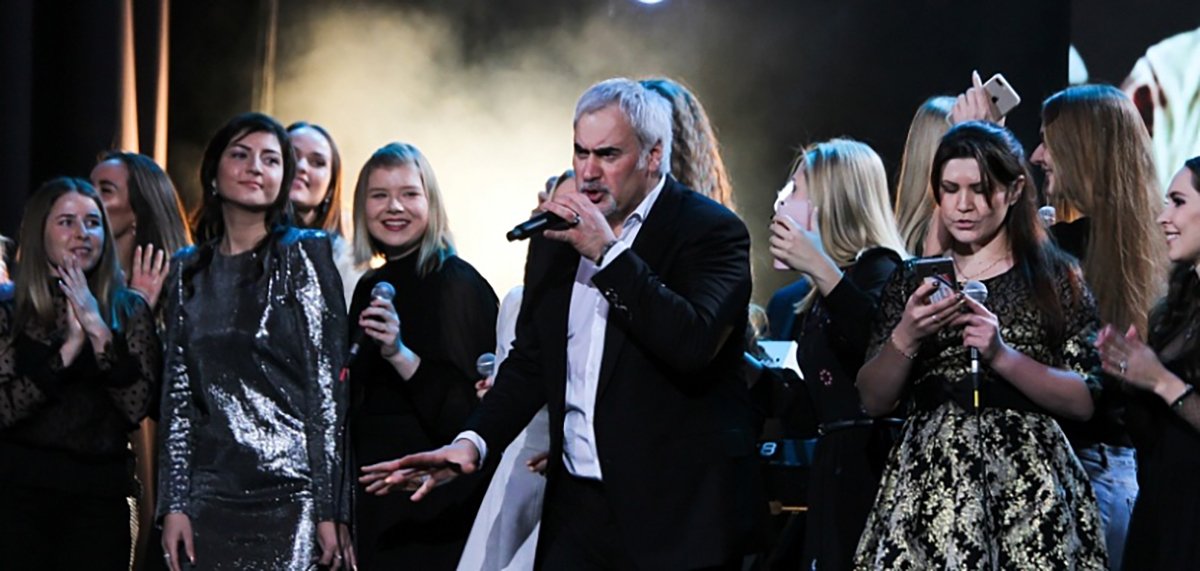 Валерий Меладзе вместе с поклонницами исполняет песню «Океан и три реки» на концерте в Ижевске, 19 ноября 2017 года. Фото: izhlife.ru