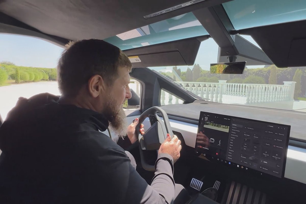 Рамзан Кадыров за рулём Tesla Cybertruck, август 2024 года. Фото из телеграм-канала Кадырова