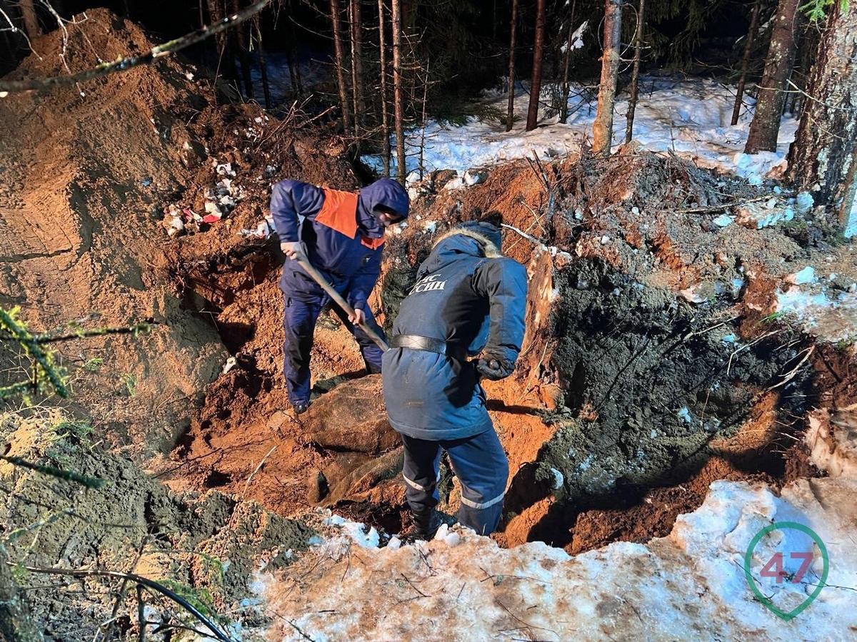 Сотрудники МЧС ищут тело Максима Максимова. Фото: 47news.ru