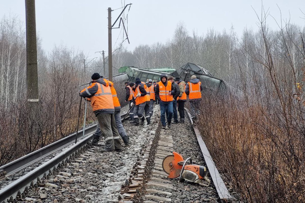 Восстановительные работы на месте схода вагонов грузового поезда в Рязанской области, 11 ноября 2023 года. Фото: Московская железная дорога