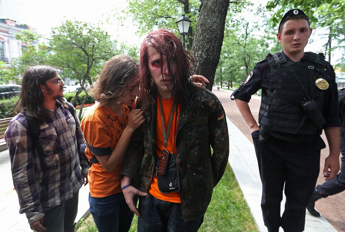 Представитель ЛГБТК+, на которого напали после акции протеста перед зданием Государственной Думы в Москве, Россия, 11 июня 2013 года. Фото: Сергей Чириков / EPA