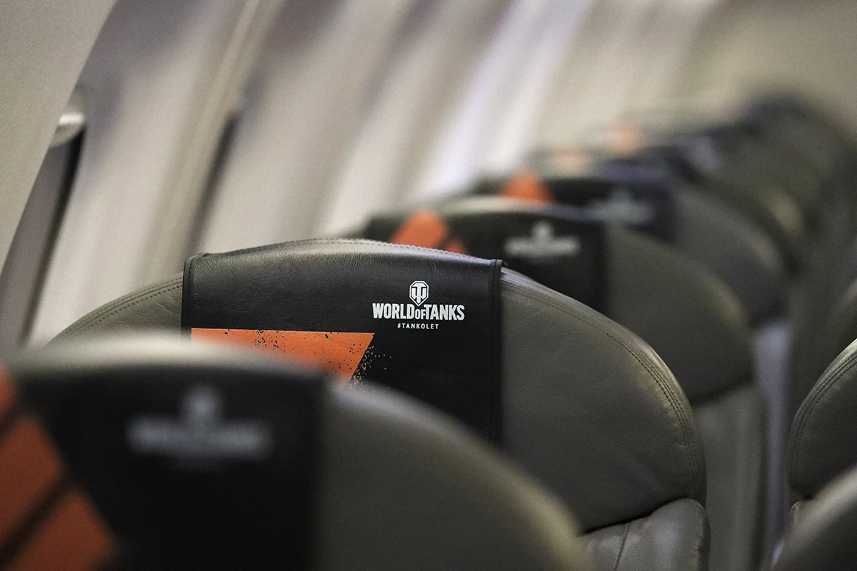 Пассажирские сиденья самолета авиакомпании «Белавиа» Embraer — 195 под брендом World of Tanks в Национальном аэропорту Минск, Беларусь, 12 декабря 2018 года. Фото: Tatyana Zenkovich / EPA-EFE