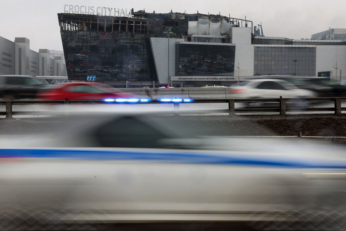Полицейская машина проезжает мимо Crocus City Hall , 23 марта 2024 года. Фото: AFP / Scanpix / LETA