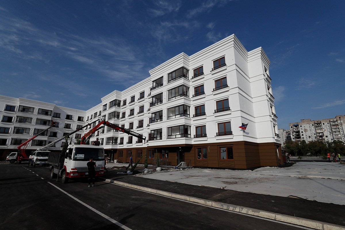 Жилой район Невский, построенный Военно-строительным комплексом Министерства обороны России, Мариуполь, Украина, 30 августа 2022 года. Фото: Юрий Кочетков / EPA-EFE