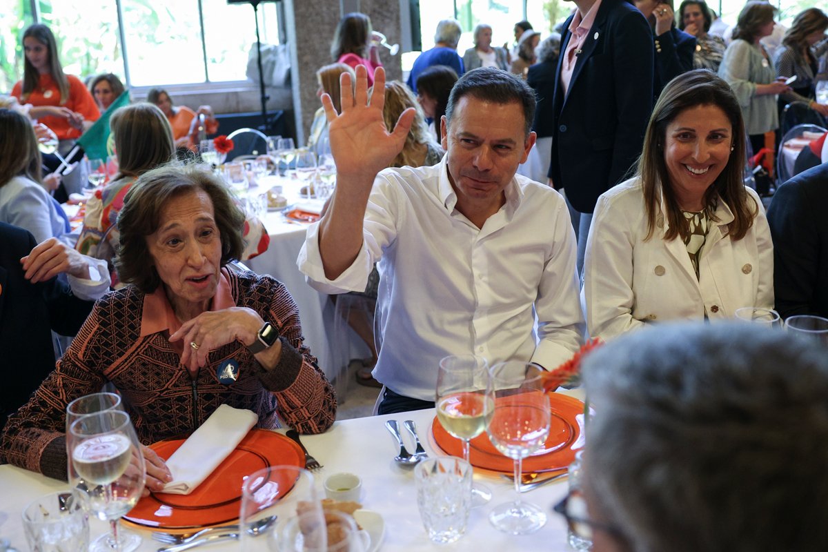 Луиш Монтенегру со своей женой Карлой Монтенегру (справа) и бывшей председательницей Социал-демократической партии Мануэлой Феррейрой Лейте (слева) во время предвыборного обеда в Лиссабоне, 16 мая 2025 года. Фото: Miguel A. Lopes / EPA