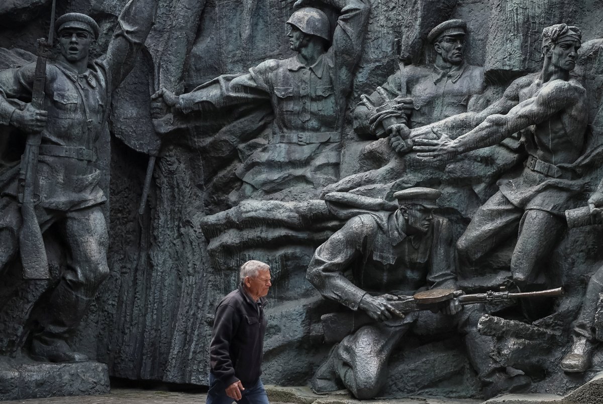 Советский горельеф в Национальном музее истории Украины во Второй мировой войне, Киев, Украина, 8 мая 2025 года. Музей уже принял решение о его демонтаже и переносе в фондовую коллекцию. Фото: Gleb Garanich / Reuters / Scanpix / LETA