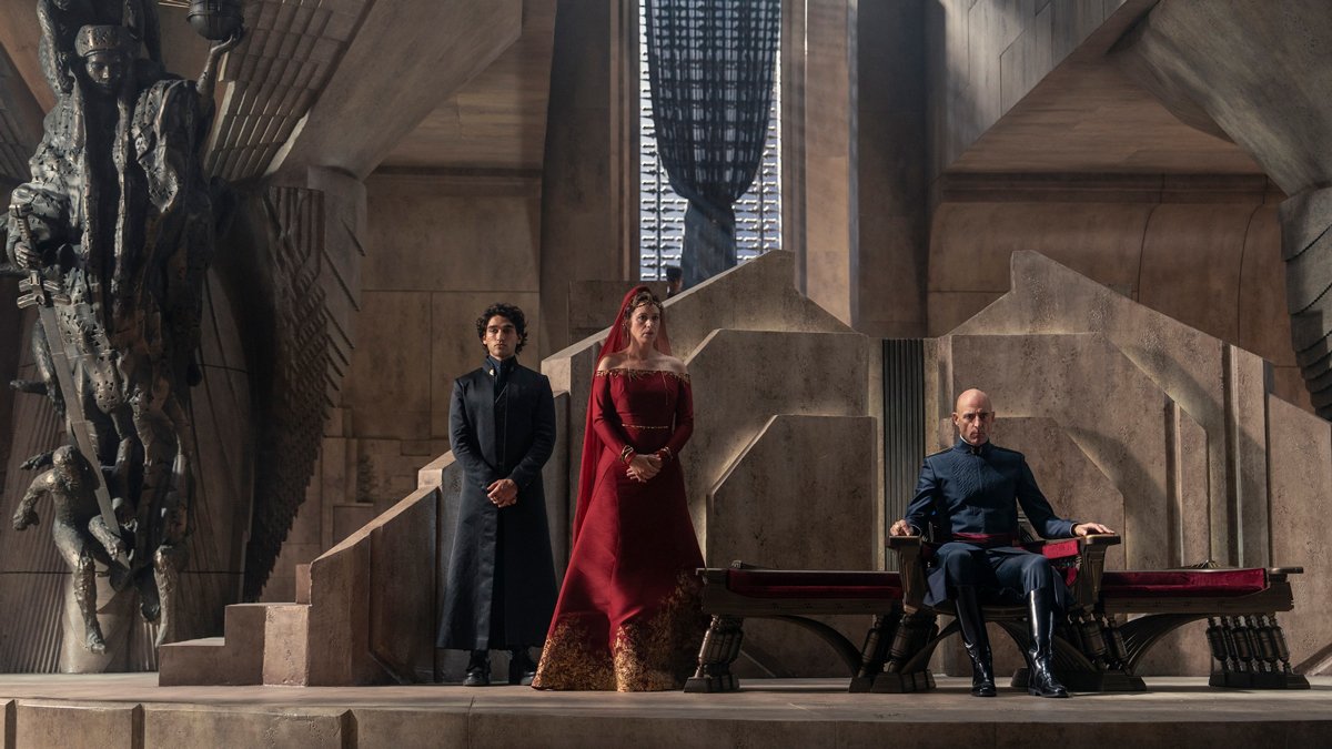 Джош Хьюстон, Джодхи Мэй, Марк Стронг в сериале «Дюна: Пророчество». Фото: Attila Szvacsek / HBO / WBD