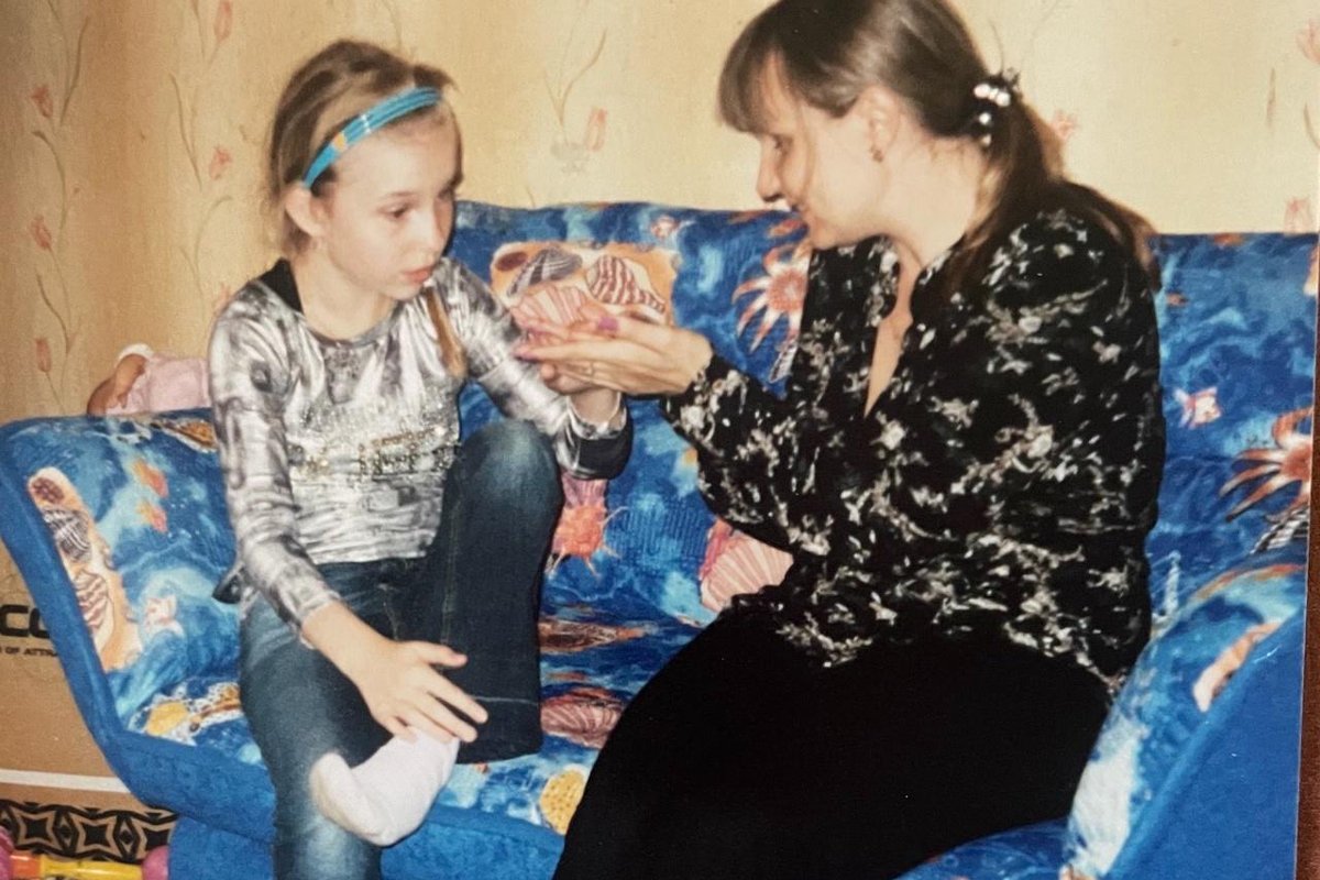 Алена дома на выходных учит маму дактильной азбуке