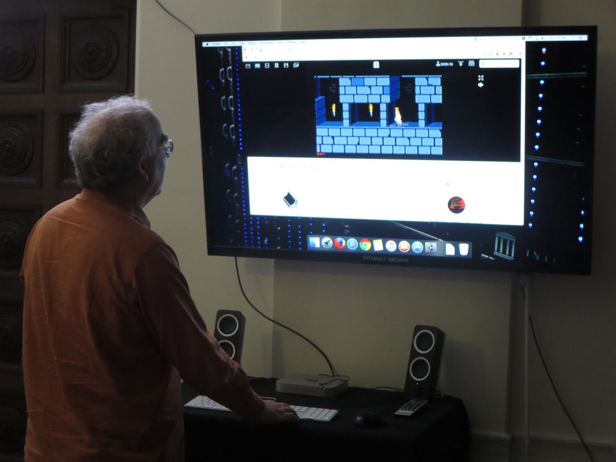 Основатель Internet Archive Брюстер Кейл играет в Принца Персии. Фото: atlasobscura.com