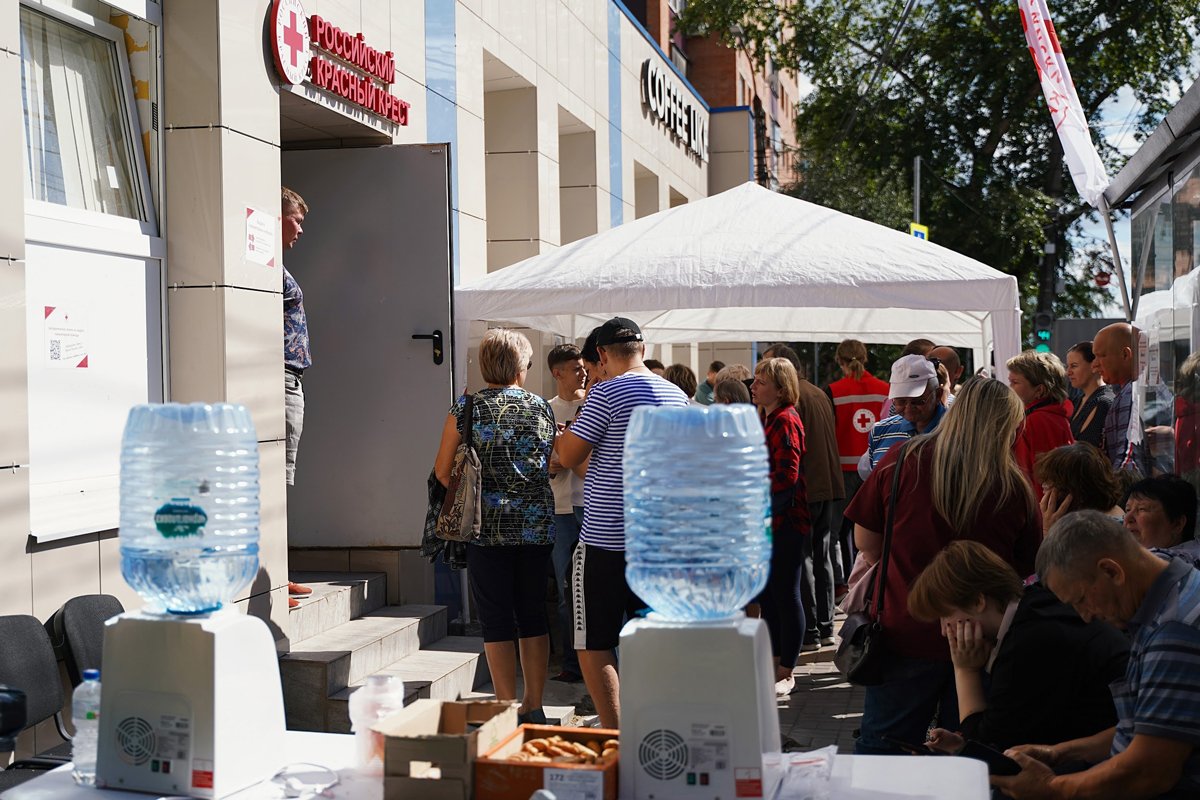 Беженцы из приграничных с Украиной районов около офиса Красного креста в Курсе. Фото: VK