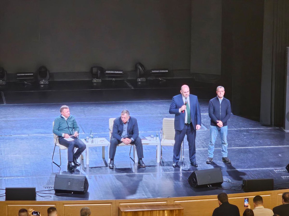 Роман Старовойт, Марат Хуснулин, Алексей Смирнов и Александр Богачев на сцене во время встречи с жителями приграничных районов Курской области, 12 ноября 2024 года. Фото: Суджа Родная / Telegram