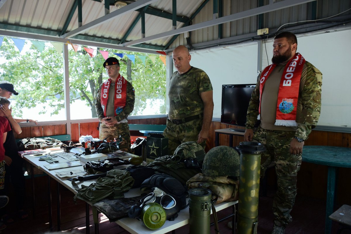 Сергей Фролков (справа) и члены «Боевого братства» во время встречи детей с участниками войны в детском лагере «Олимпиец», Энгельс, 4 июля 2024 года. Фото: администрация Саратова / VK
