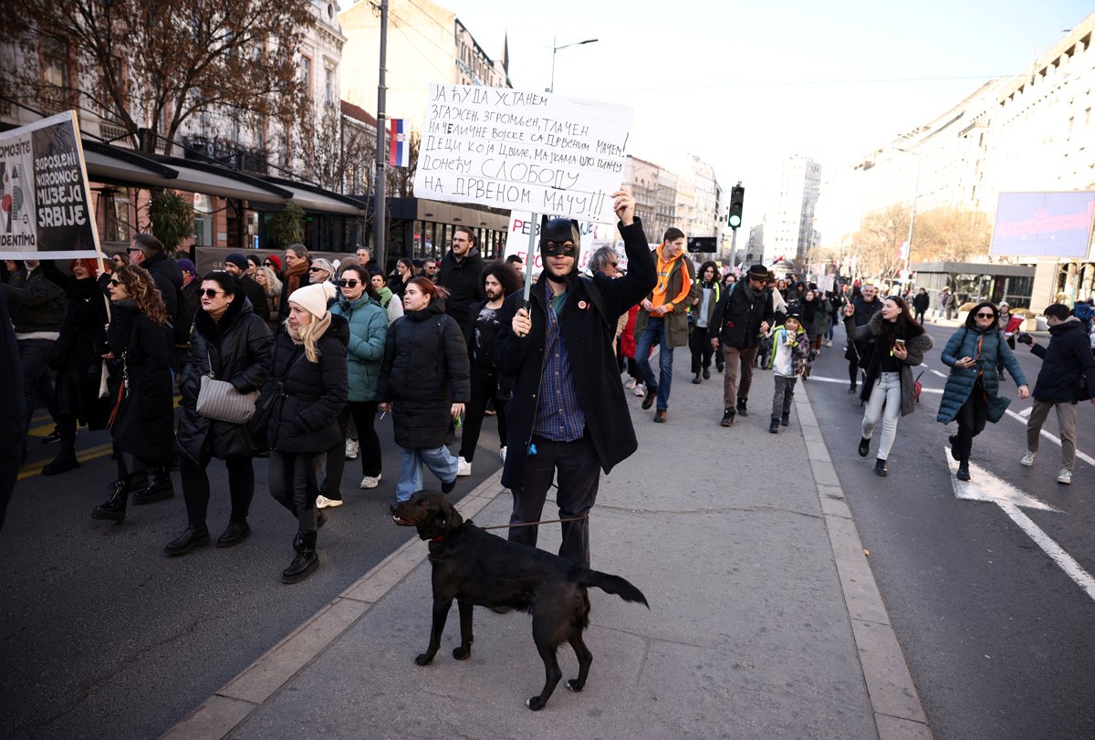 Протестующий в маске Бэтмена на акции сербских актёров и театральных деятелей в поддержку студенческих протестов, Белград, 11 февраля 2025 года. Фото: Stoyan Nenov / Reuters / Scanpix / LETA