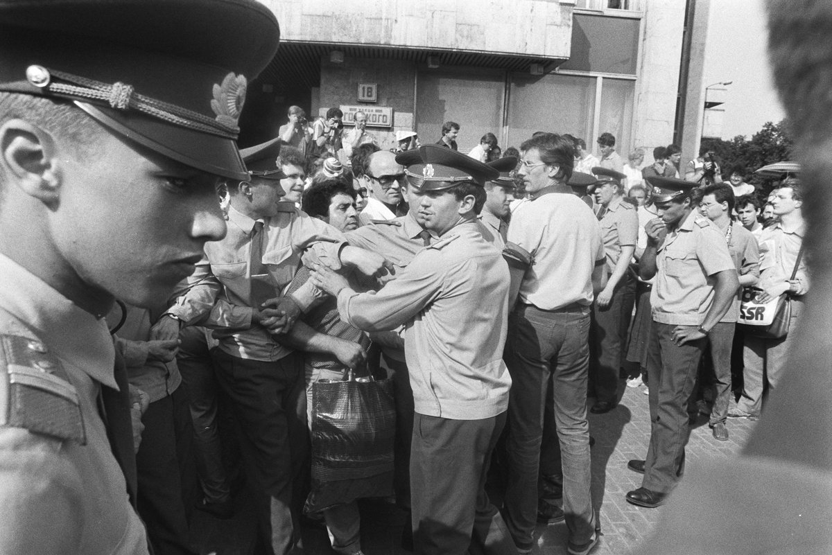 Милиционеры оцепляют демонстрантов у Пушкинской площади в Москве. 25 июня 1988 года. Фото: Dominique Dudouble / Reuters / Scanpix / LETA