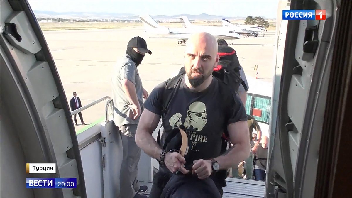 Пабло Гонсалес конвоируется для передачи по обмену российской стороне. Фото: кадр видео телеканала Россия 1