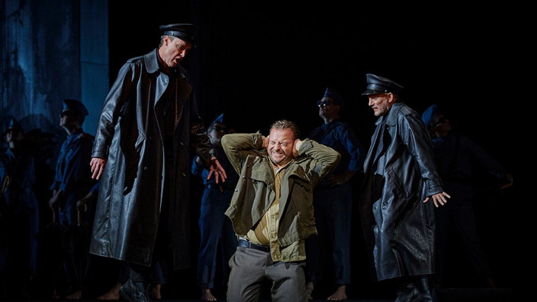 Опера «Пиковая Дама», которая исполняется русским тенором на русском языке. Тенор Сергей Поляков в роли Германа. Фото: semperoper.de