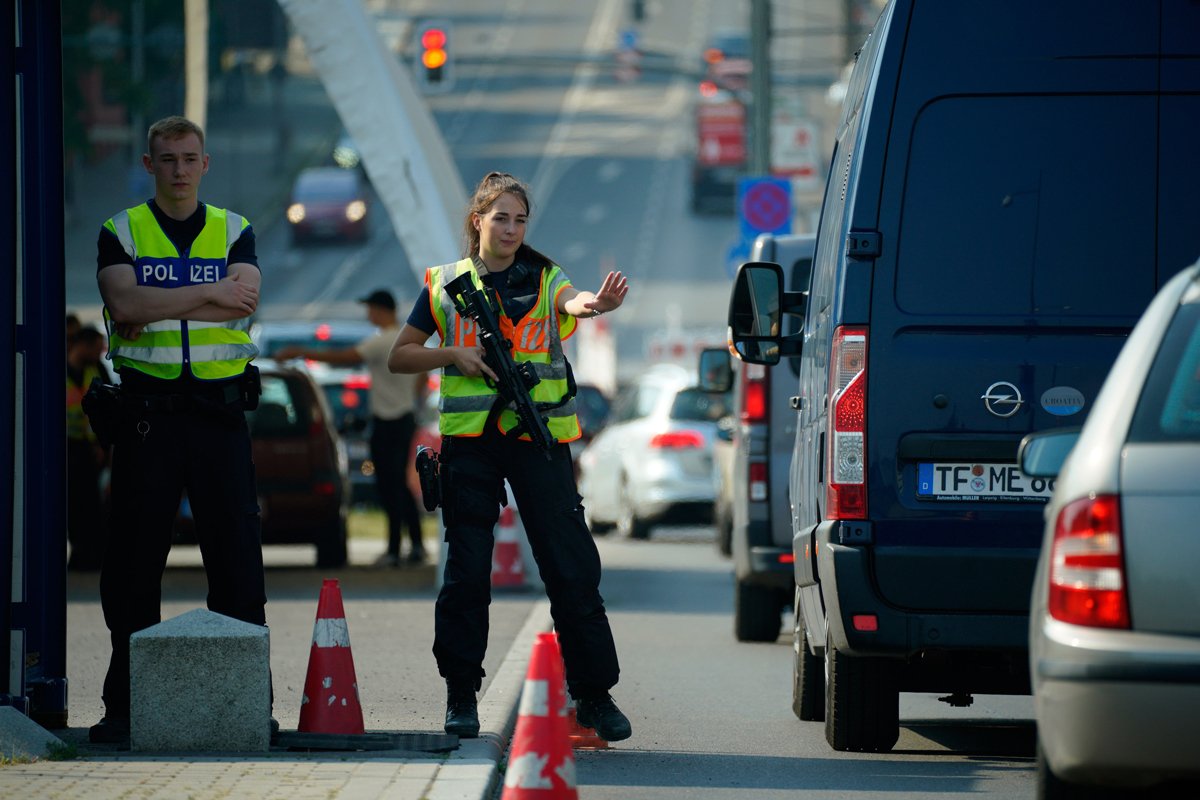 Немецкие полицейские проверяют проезжающие через границу автомобили, Франкфурт-на-Одере, Германия, 17 сентября 2024 года. Фото: Jaap Arriens / Sipa USA / Vida Press
