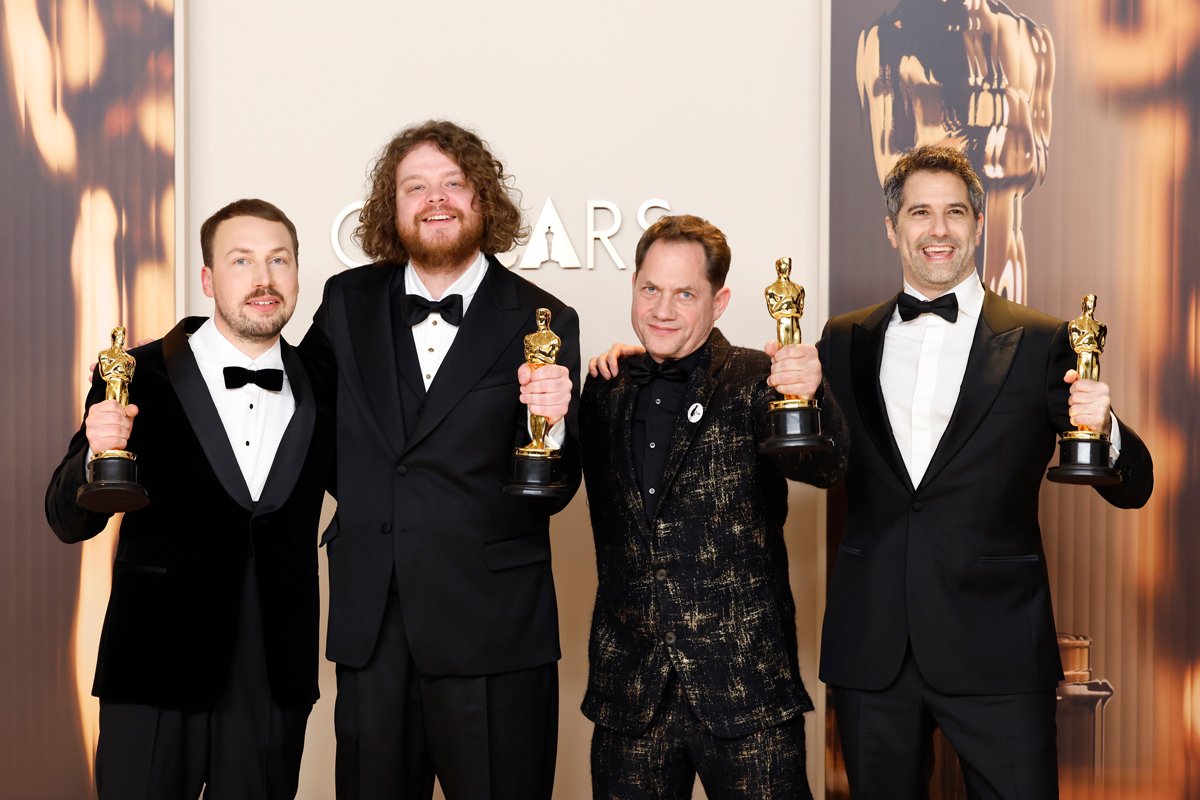 Режиссёр Гинтс Зильбалодис, латвийский аниматор и режиссёр Матисс Каза, французские продюсеры Рон Диен и Грегори Зальцман на церемонии вручения премии «Оскар», Лос-Анджелес, 2 марта 2025 года. Фото: Caroline Brehman / EPA