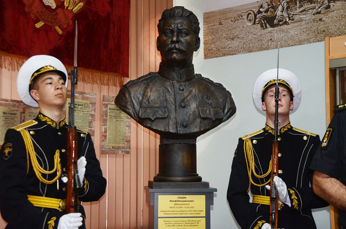 Бюст Иосифа Сталина в Доме офицеров, Калининград. Фото: Борис Регистер / ruwest.ru