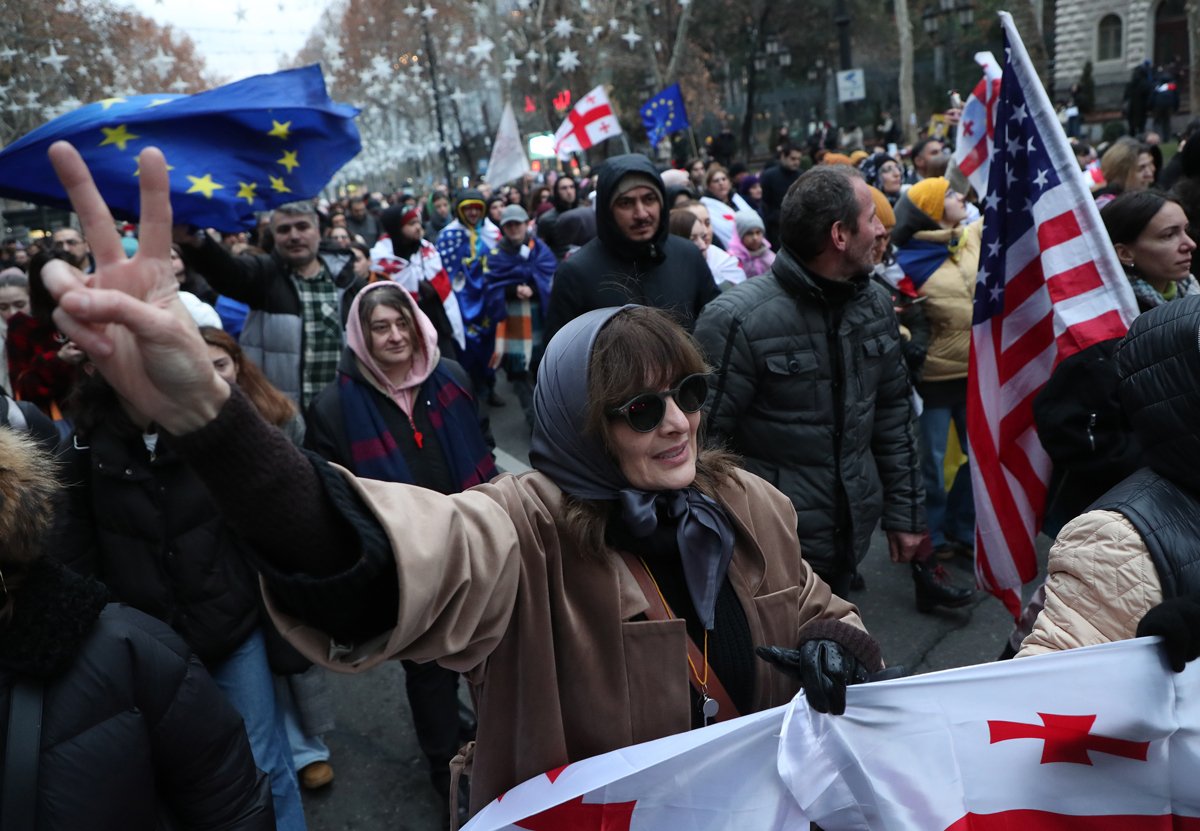 Сторонники оппозиции на акции протеста в Тбилиси, 28 декабря 2024 года. Фото: David Mdzinarishvili / EPA