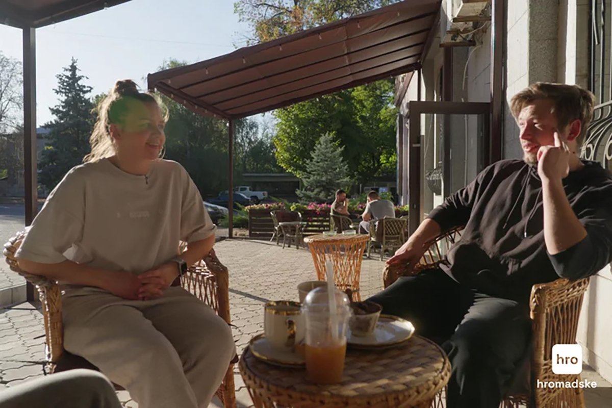 Пресофицер 28 бригады Фокс и владелица кофейни в Краматорске Елена. Фото: Алексей Никулин / hromadske