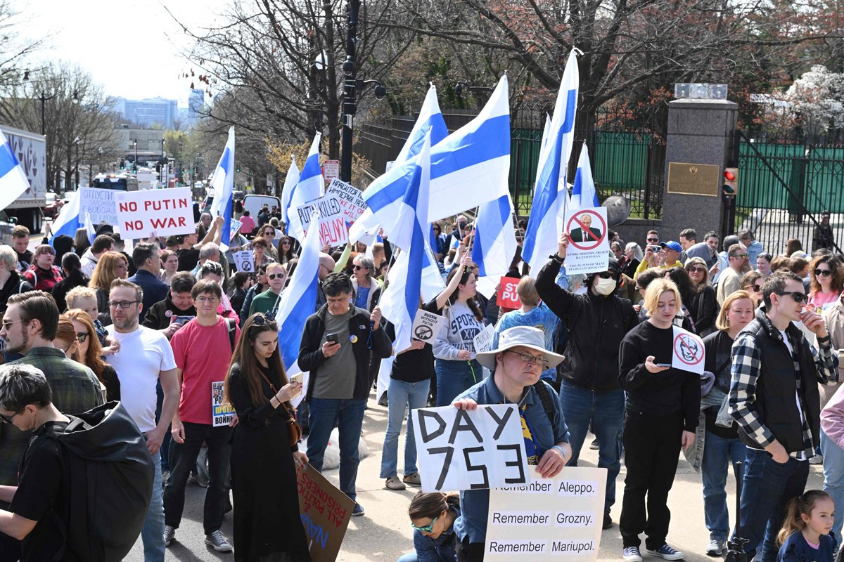 Участники митинга у российского посольства в Вашингтоне, 17 марта 2024 года. Фото: Roberto Schmidt / AFP / Scanpix / LETA