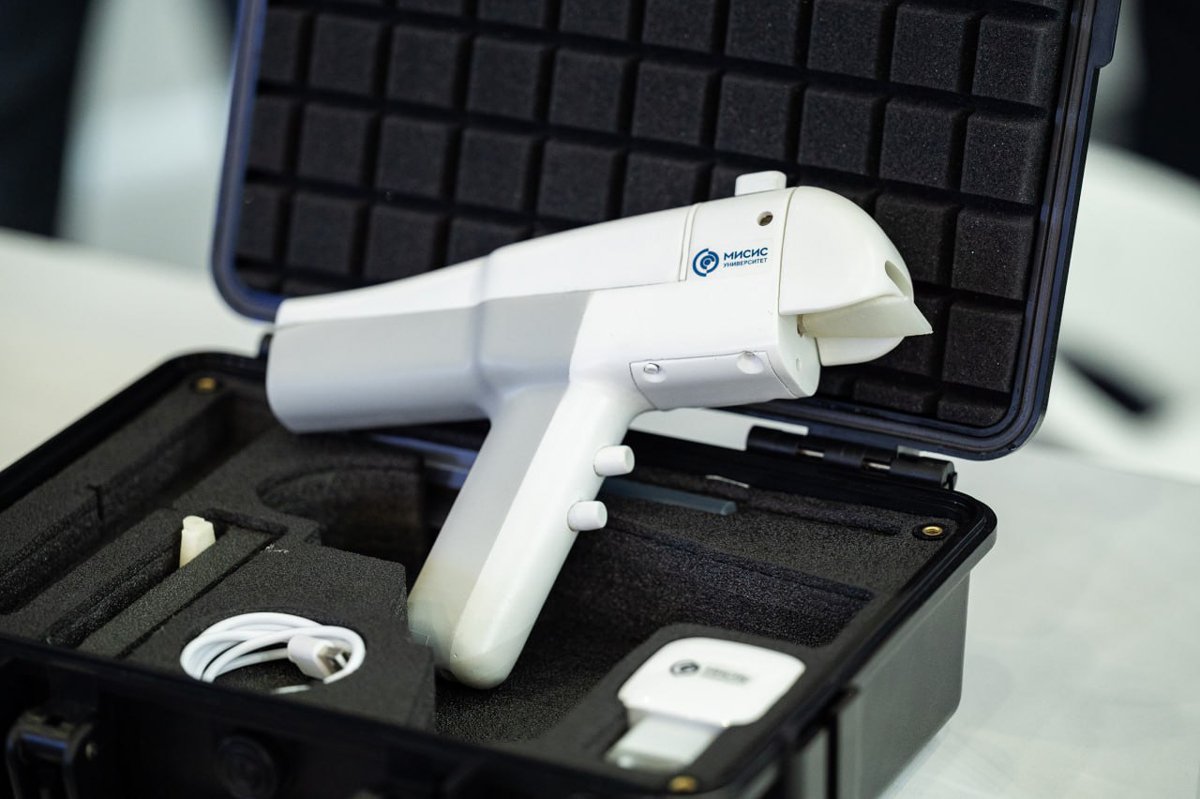 Тканевый пистолет, разработанный для обработки ран военными. Фото: МИСИС