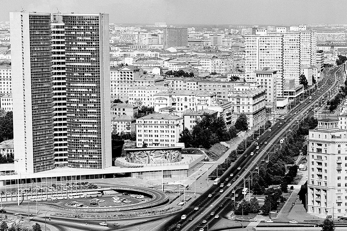 Вид на здание секретариата Совета экономической взаимопомощи и проспект Калинина. Фото: В. Егоров / Главархив Москвы / mos.ru / Wikimedia