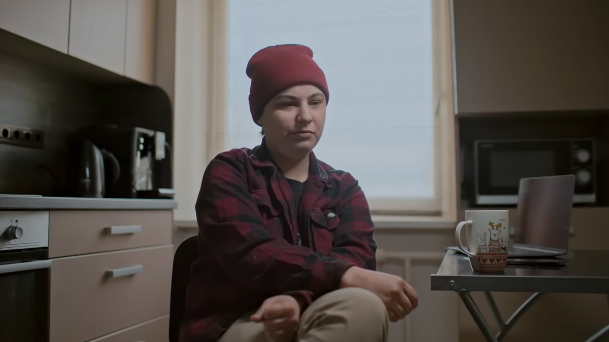 Виолетта Грудина в своей квартире в Вильнюсе. Кадр: Андрей Лошак / Настоящее Время. Док / YouTube