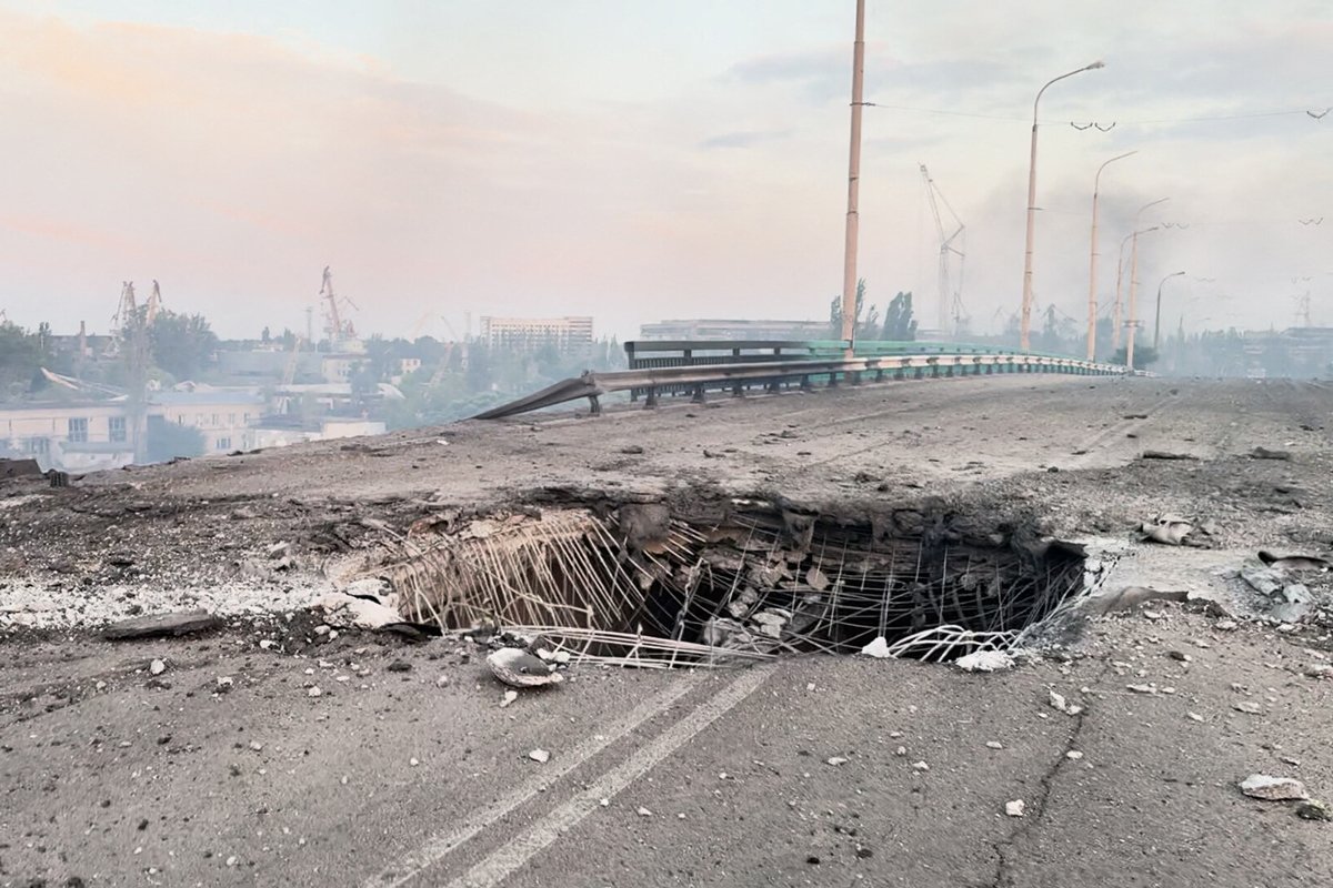 Повреждённый дорожный мост, соединяющий центральную часть Херсона с Корабельным районом после российского удара, Херсон, Украина, 2 августа 2025 года. Фото: Херсонская областная военная администрация / Anadolu / Abaca Press / ddp images / Vida Press