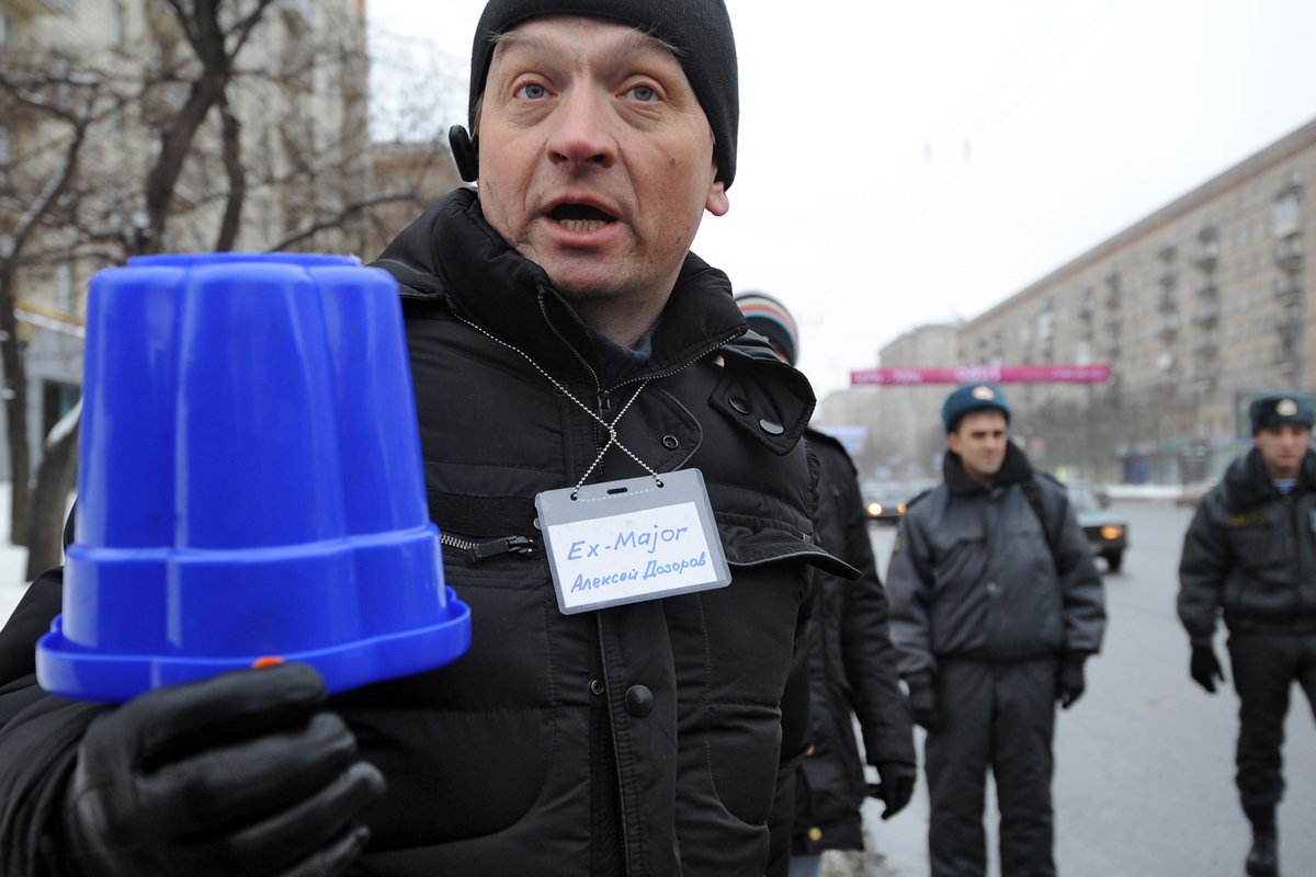 Руководитель московского отделения Комитета по защите прав автомобилистов Алексей Дозоров (слева) во время пикета общества «Синие ведёрки» против ДТП с участием автомобилей с мигалками, Кутузовский проспект, Москва, 29 января 2011 года. Фото: Александр Щербак / Коммерсантъ / Sipa USA / Vida Press