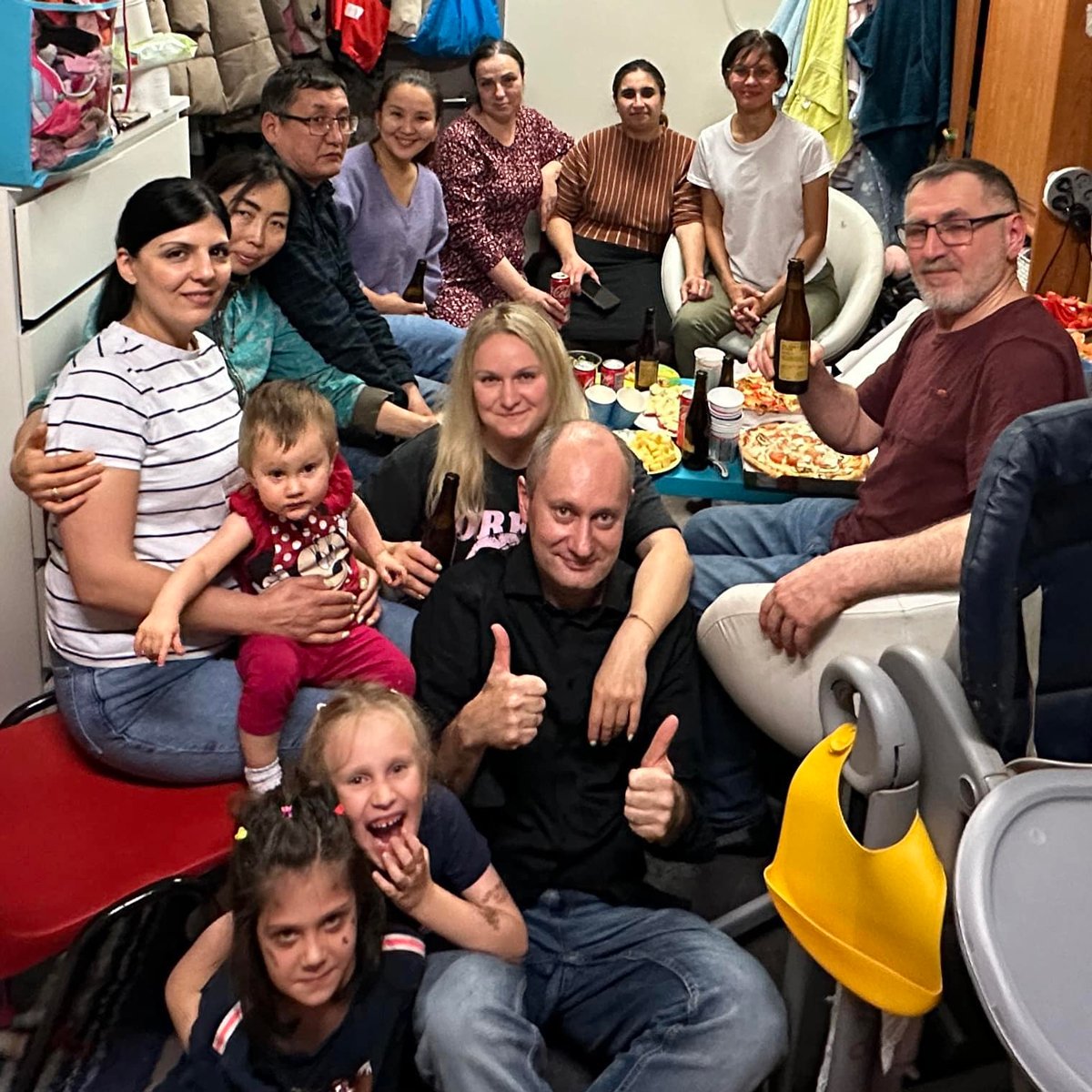 Прощальная вечеринка с соседями по общежитию в честь получения положительного решения семьей Корбов по беженству, ноябрь 2024 года. Фото предоставлено героем