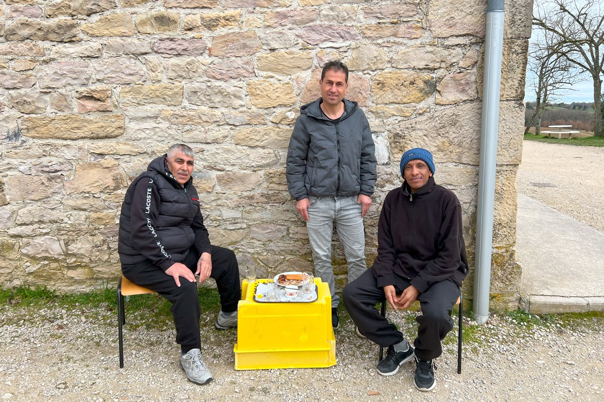 Соседи Натальи у дома для просителей убежища. Фото: Алена Ицкова, специально для «Новой газеты Европа»